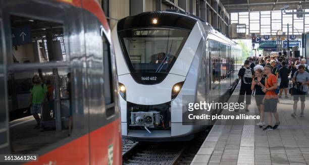 August 2023, Saxony, Chemnitz: A new battery-powered train of the Coradia Continental series from Alstom runs in the main station in Chemnitz. In...