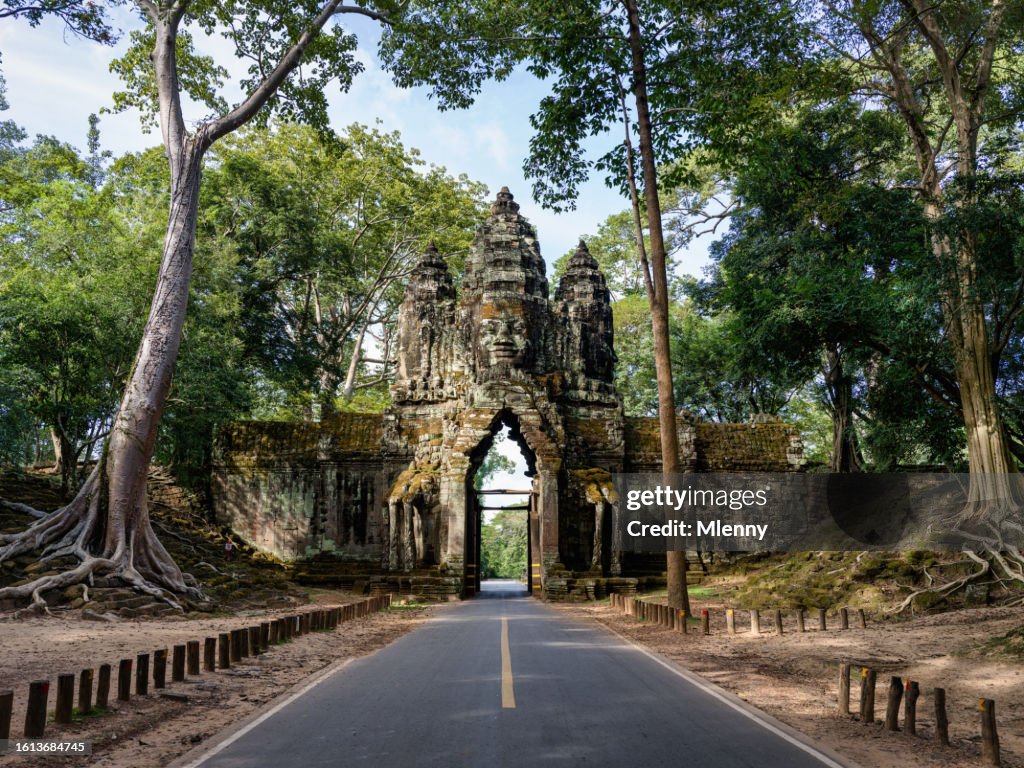 Estrada através de Angkor Thom Portão Norte Camboja Área Arqueológica de Angkor Wat