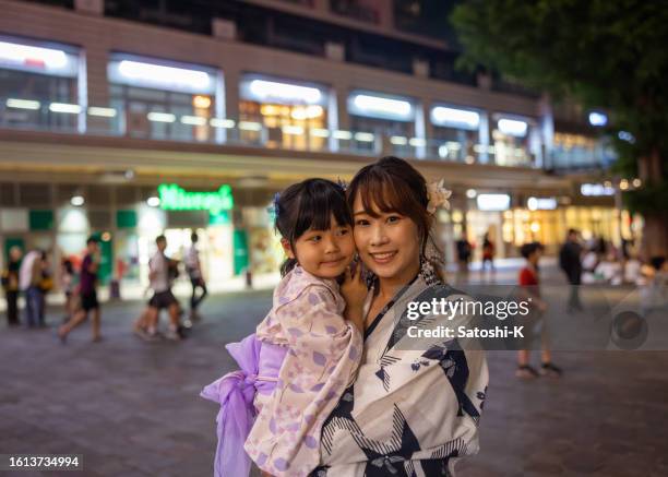 portrait of mother and her daughter in yukata in city - offspring culture tourism festival stock pictures, royalty-free photos & images