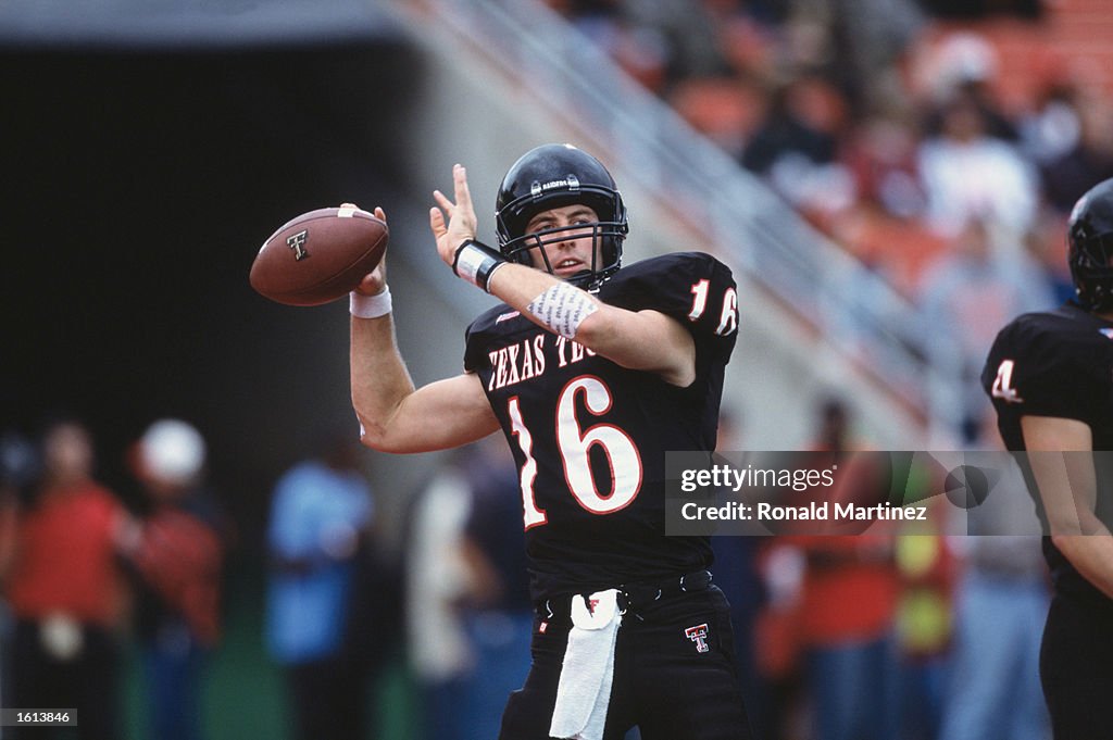 Kliff Kingsbury throws the ball