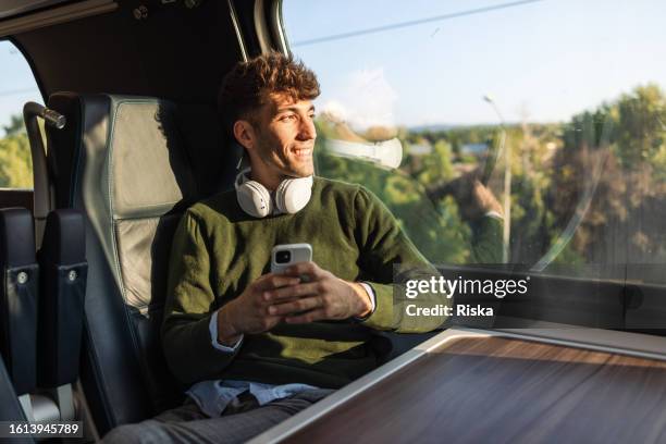 un modo di trasporto rapido e moderno - uomini giovani foto e immagini stock