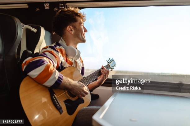trains, a comfortable mode of transport - passenger muzikant stockfoto's en -beelden