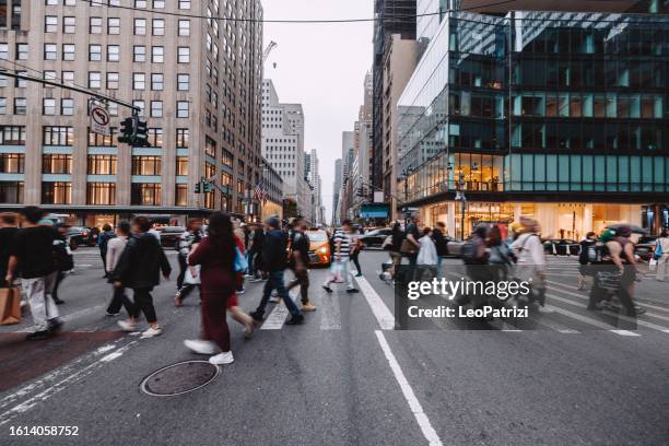 strade affollate di new york city a manhattan - attraversare foto e immagini stock