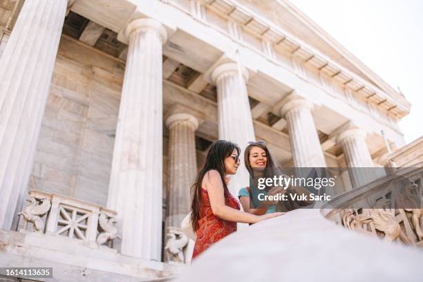 des amis devant une bibliothèque nationale de grèce à athènes - athens vacation photos et images de collection