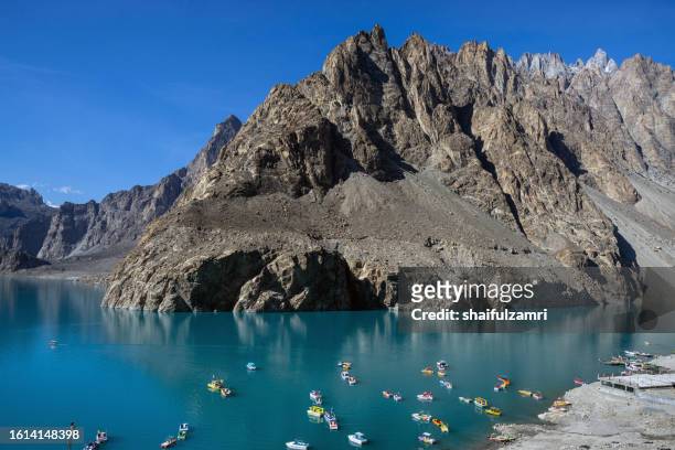 captivating autumn scene of attabad lake in the splendors of gilgit-baltistan, pakistan. - hunza valley stock-fotos und bilder