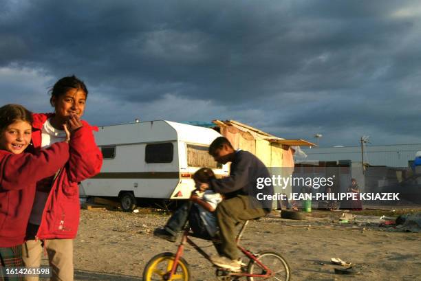 Des enfants jouent, le 26 septembre 2002 dans le bidonville de Vaulx-en-Velin, près de Lyon. Ce bidonville qui est occupé par près de 600 réfugiés de...
