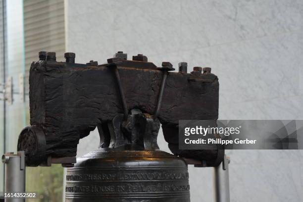 liberty bell - liberty bell philadelphia stock pictures, royalty-free photos & images