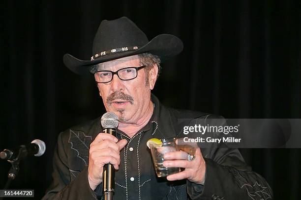 Kinky Friedman speaks during the Nobelity Projects Artists and Filmmakers Dinner honoring Kris Kristofferson with the Feed The Peace award at the...