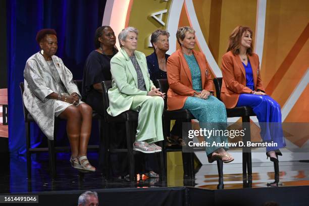 Ann Meyers, Mary Anne O'Connor, Gail Marquis, Nancy Lieberman, Trish Roberts, Nancy Dunkle, Sue Rojcewicz, Cindy Brodgdon, Juliene Simpson look on...