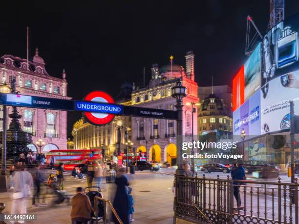 london piccadilly circus neonlichter rote u-bahn-busse beleuchteten nacht - piccadilly stock-fotos und bilder