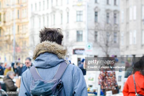 young lonely traveler man at vienna market. - reusable shopping bag drawing stock-fotos und bilder