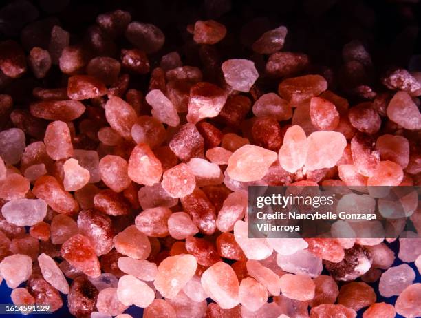 himalayan pink rock salt - sale rosa foto e immagini stock