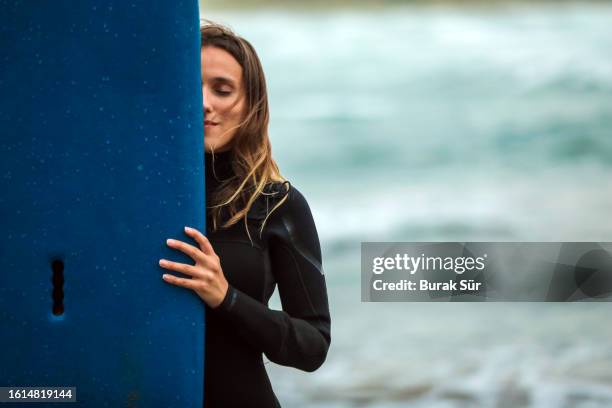 surfer donna ritratto, donna forte, sport estremi, sport acquatici, stile di vita femminile, donna libera - surf board foto e immagini stock