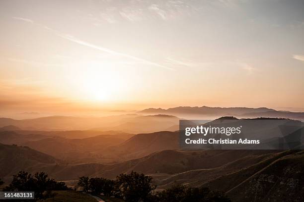 rolling hills at sunset - california meridionale fotografías e imágenes de stock