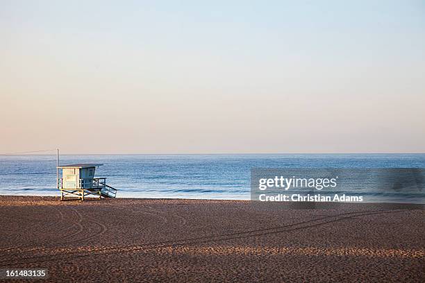empty santa monica beach with a lifeguard tower - playa de santa mónica fotografías e imágenes de stock