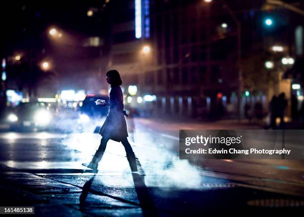 chilly city street - endast en flicka bildbanksfoton och bilder
