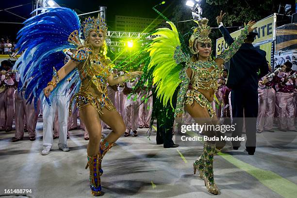 Bruna Almeida, Queen of Percussion of São Clemente Samba School dances in the parade whose theme Horario Nobre tells in chapters the story of several...