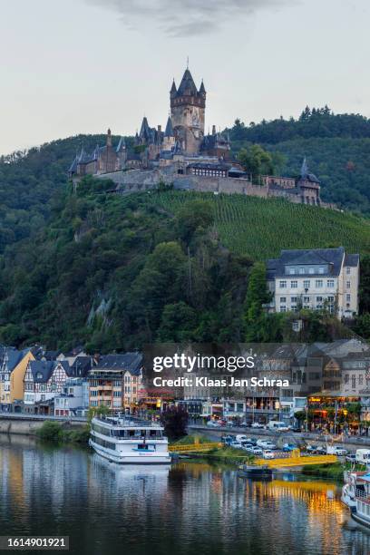 stadsgezicht in de avond van cochem en de moezel in duitsland - moezel stock pictures, royalty-free photos & images