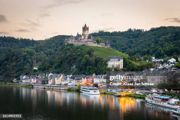 paisagem urbana na noite de cochem e da mosela na alemanha - cochem - fotografias e filmes do acervo