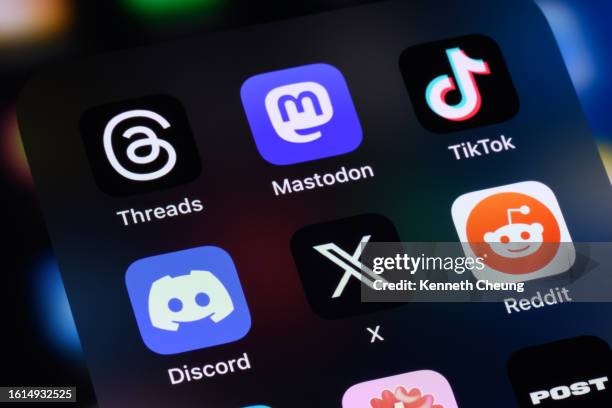 social networking apps - threads, mastodon, tiktok, discord, x (formerly twitter), reddit and post - telegram stockfoto's en -beelden