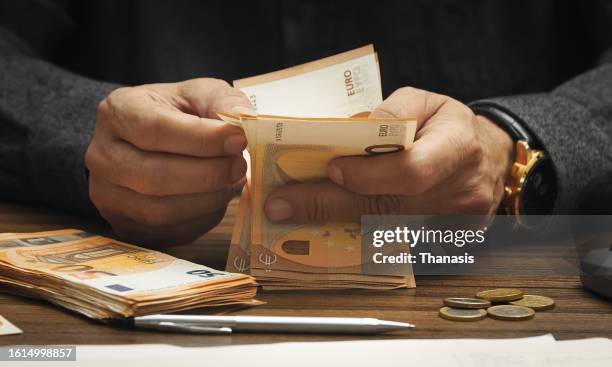 close-up of man's hand holding money - rijk stockfoto's en -beelden