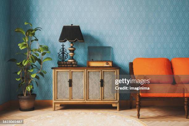 home interior mit vintage-möbeln - antiquität stock-fotos und bilder