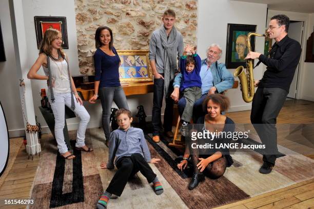 Rendezvous With Pierre Richard. Paris, 25 septembre 2010 --- Pierre RICHARD en famille chez lui, posant avec son fils Olivier DEFAYS, saxophoniste,...
