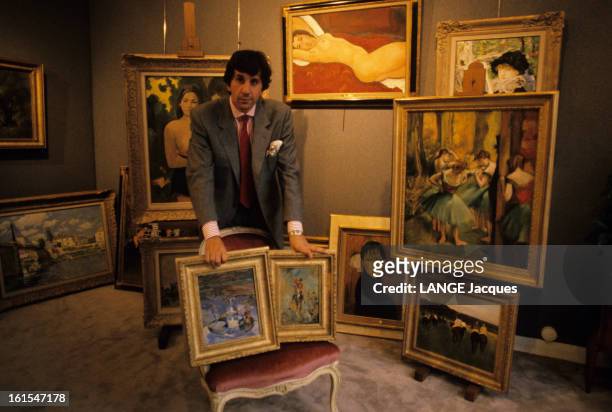 Daniel Delamare. Octobre 1987, à PARIS, Daniel DELAMARE dans sa galerie avenue Matignon, montrant un cadre sur lequel est indiqué 'copie Daniel...