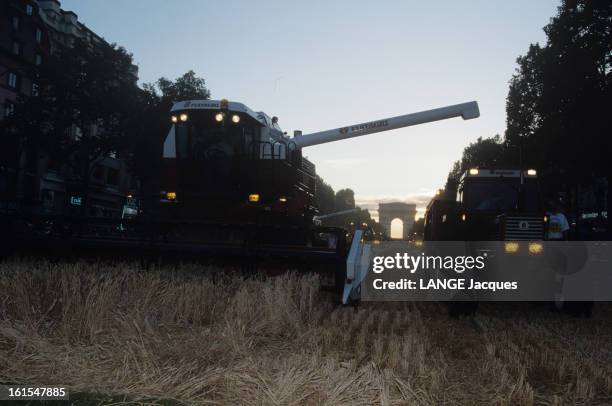 Harvest Festival Organized By The National Center Of Young Farmers On The Champs Elysees Paris, France. Juin 1990, sur les CHAMPS-ELYSEES à PARIS,...