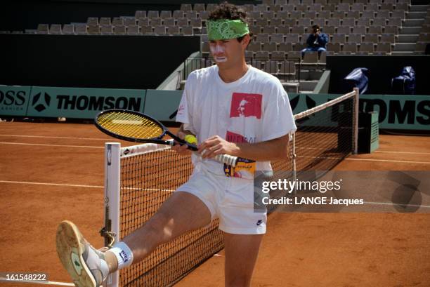 The International Tennis Tournament At Roland Garros 1991 In Paris, France. Juin 1991 à PARIS, le tennisman John MAC ENROE, une jambe levée, raquette...