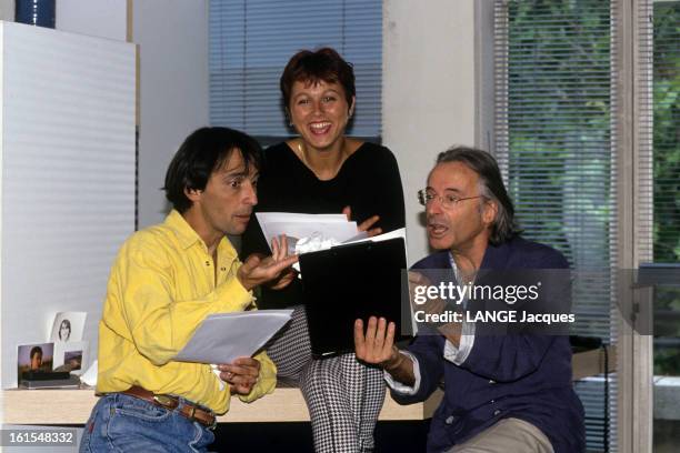 Rendezvous With Alex Metayer. A Paris, dans son appartement des Buttes Chaumont, Alex METAYER lisant, animé, avec son épouse Viviane METAYER et leur...