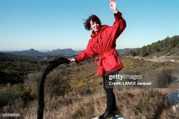 Sabine Azema On Holiday In Camargue. Sabine AZEMA en vacances en Camargue L'actrice pose dans la garrigue vêtue d'un coupe-vent rouge et de baskets...