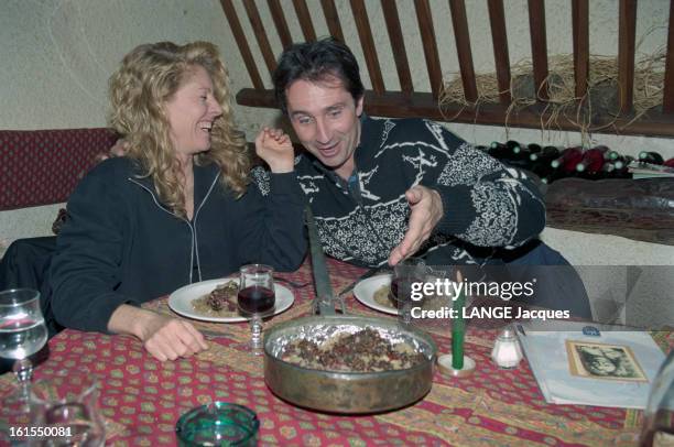Thierry Lhermitte Spend A Weekend In Vars In The High Alps With His Wife. LHERMITTE et son épouse Hélène LHERMITTE installés à une table pour le...