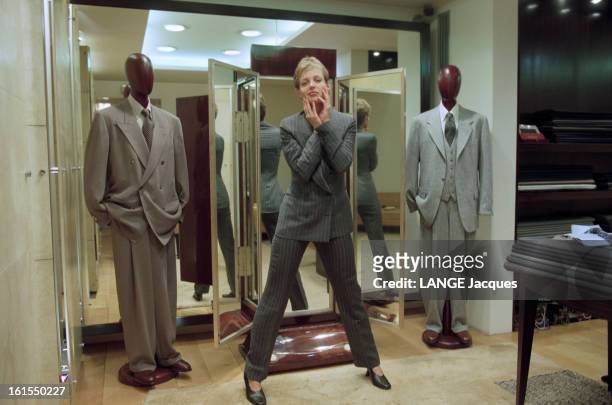 Rebecca Broussard, Cerruti Fitting Session. A Paris, Octobre 1995, dans une boutique de la marque REBECCA BROUSSARD. Rebecca BROUSSARD essayant un...