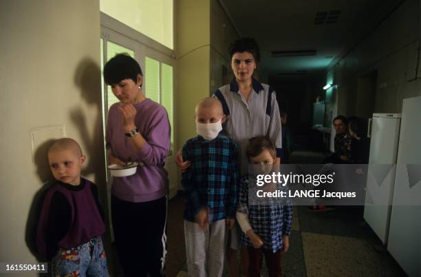 Years After Chernobyl, The Clowns Of The Foundation Theodora Playing With Children With Cancer At Minsk Hospital In Belarus, Russia. Une mère...