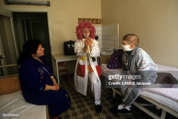 Years After Chernobyl, The Clowns Of The Foundation Theodora Playing With Children With Cancer At Minsk Hospital In Belarus, Russia. La clown...