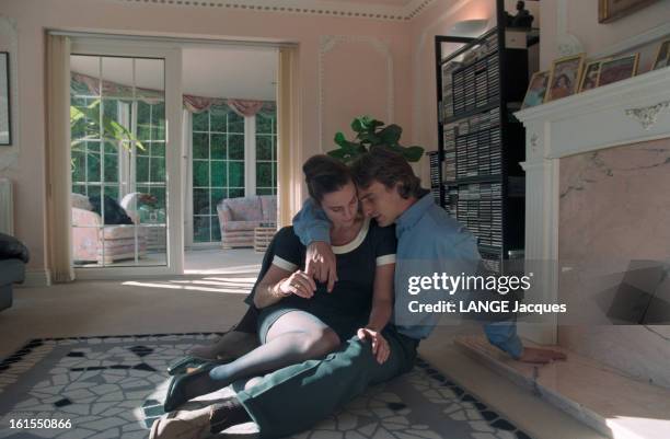 Close Up On The Soccer Player David Ginola With Family At Home In Newcastle. David GINOLA, recrut? par le club de football NEWCASTLE UNITED vient...