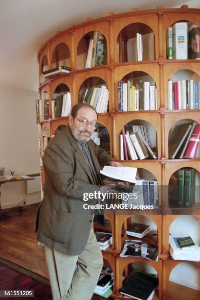 Rendezvous With Italian Writer Umberto Eco At Home In Paris In His Apartment On Place Saint Sulpice. Umberto ECO chez lui ? PARIS, dans son...