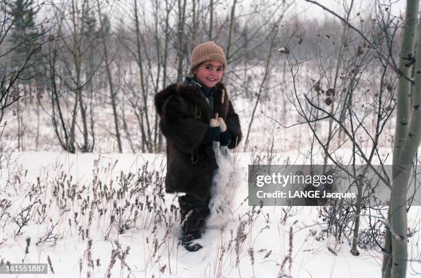 Nicolas Vanier And His Wife Diane Vanier With Their Daughter Montaine Vanier In Canada. Montaine VANIER dans un paysage enneigé, chaudement vêtue,...