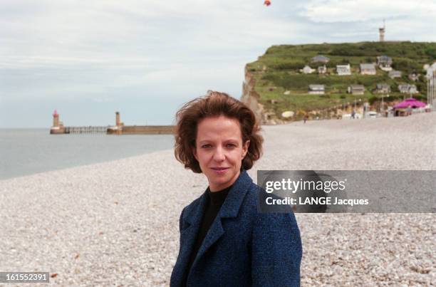 Frédérique Bredin. Frédérique BREDIN sur la plage de FÉCAMP, cheveux au vent.