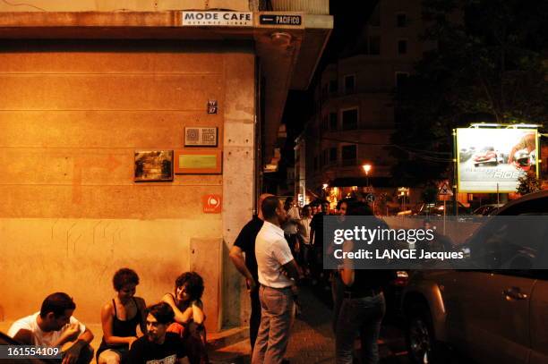 Back To Life. La 'movida' de BEYROUTH célèbre la paix à même les cicatrices de la guerre : groupe de jeunes devant un café, rue Monot .
