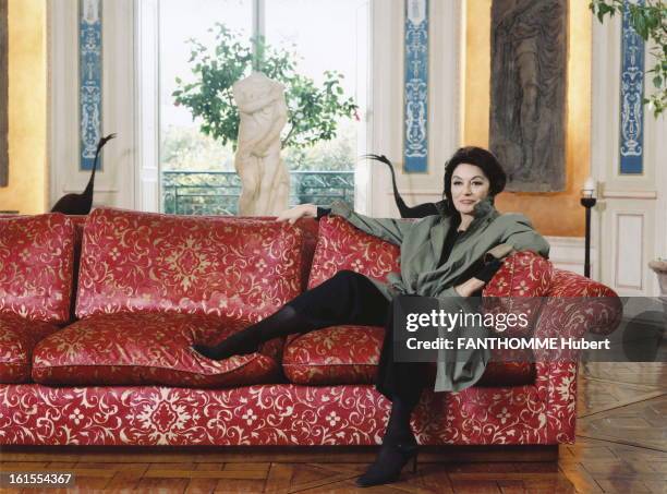 Anouk Aimee: Rendezvous At Ungaro. Anouk AIMEE attitude wearing a black outfit in a waterproof men's collection by Emanuel Ungaro at him PARIS,...