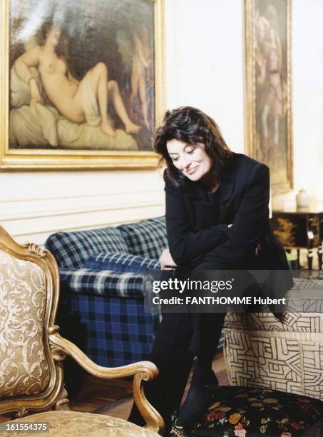 Anouk Aimee: Rendezvous At Ungaro. Anouk AIMEE attitude wearing a black outfit Emanuel UNGARO PARIS at him, sitting on a stool, one foot placed on a...