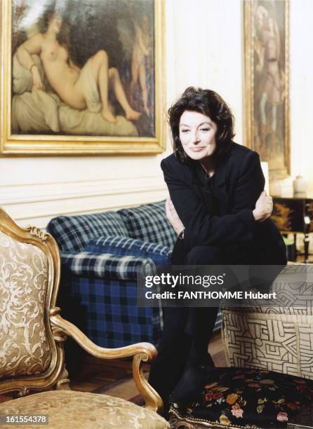 Anouk Aimee: Rendezvous At Ungaro. Anouk AIMEE attitude wearing a black outfit Emanuel UNGARO PARIS at him, sitting on a stool, one foot placed on a...