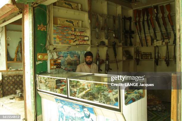 Tribal Area In Pakistan. Les marchands d'armes de la zone tribale du Pakistan : vendeur attendant le client à l'intérieur de son échoppe.