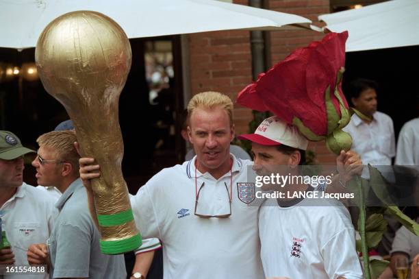 English Supporters In Toulouse At The World Cup In France 1998. Les supporters anglais à TOULOUSE lors de la Coupe du Monde de FRANCE 1998. Des...