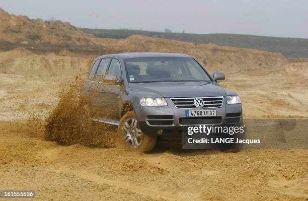 The 4 X 4 Diesel Volkswagen Touareg V10. Le 4 x 4 diésel modèle TOUAREG V10 de VOLKSWAGEN faisant un dérapage contrôlé sur du sable.