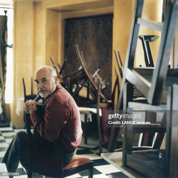 Tahar Ben Jelloun At Restaurant Mansfield. Attitude de Tahar BEN JELLOUN assis sur une chaise dans la salle vide du restaurant Mansouria à PARIS.