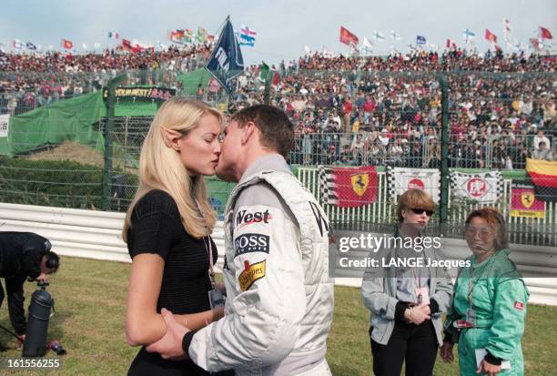 The Grand Prix Of Japan 1998. Le GRAND PRIX DU JAPON 1998 : course de voitures. Le Top Model Heidi WICHLINSKI embrassant son compagnon le coureur...