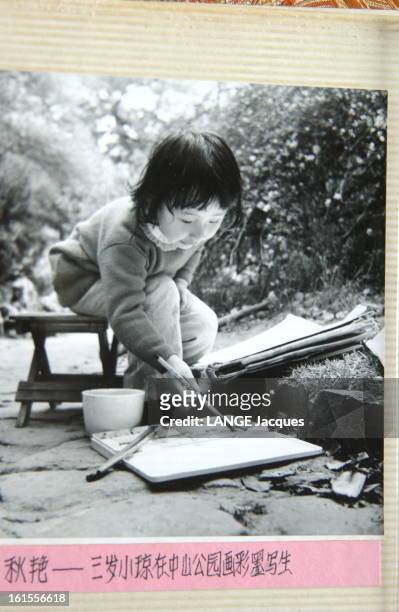 Chinese Artist Jiang Qiong-er: Family Album. Album de famille de l'artiste chinoise JIANG QIONG-ER : enfant, faisant de la peinture à l'eau.